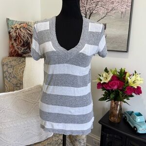 Rue21 Gray and White Fitted Short Sleeve Tee